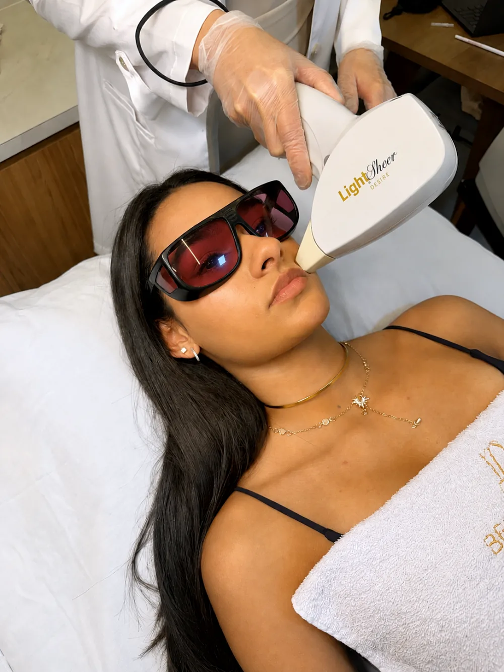 Sessão de depilação a laser com Light Sheer na Bella Linea