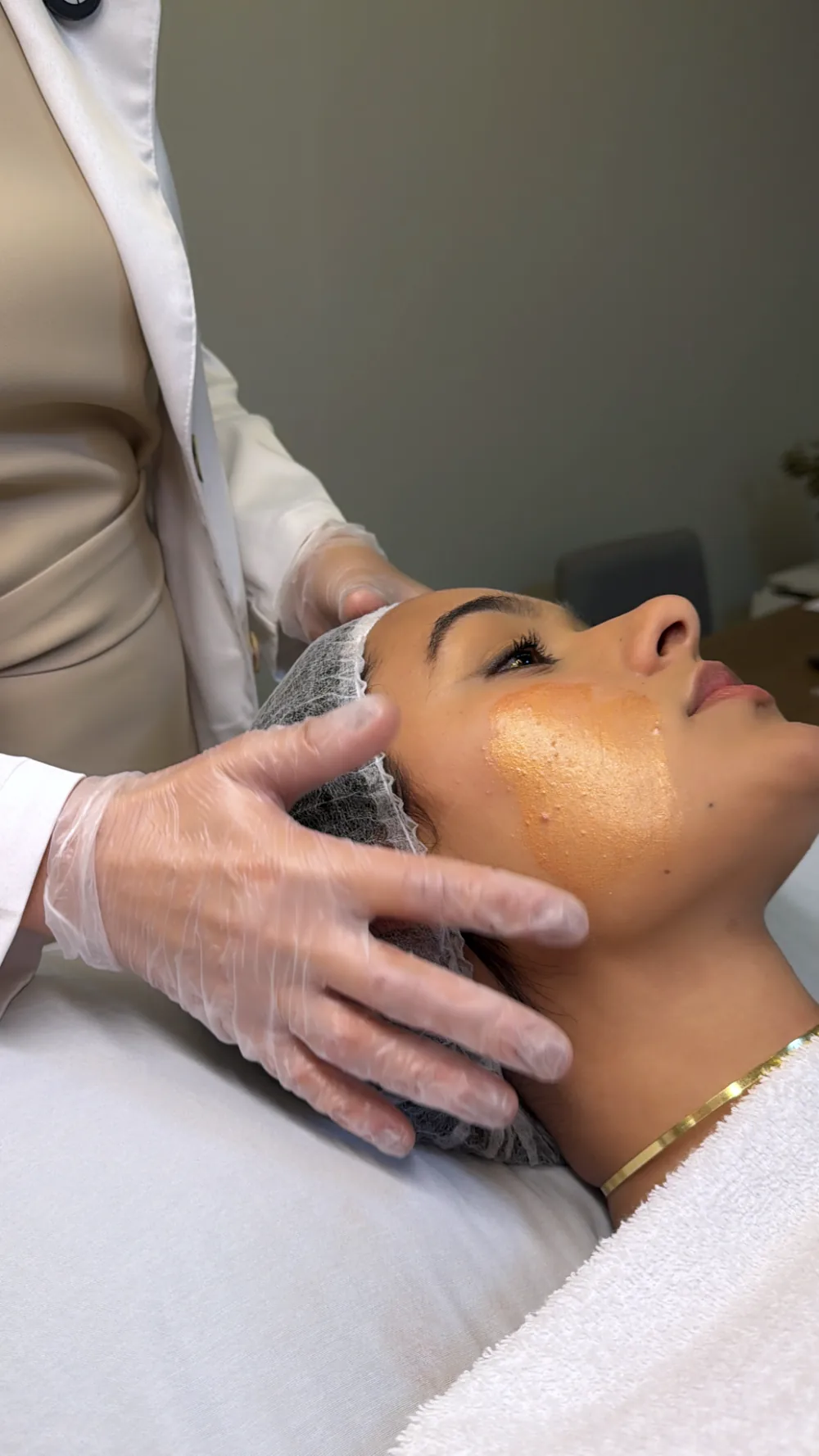 Aplicação de peeling facial na Bella Linea